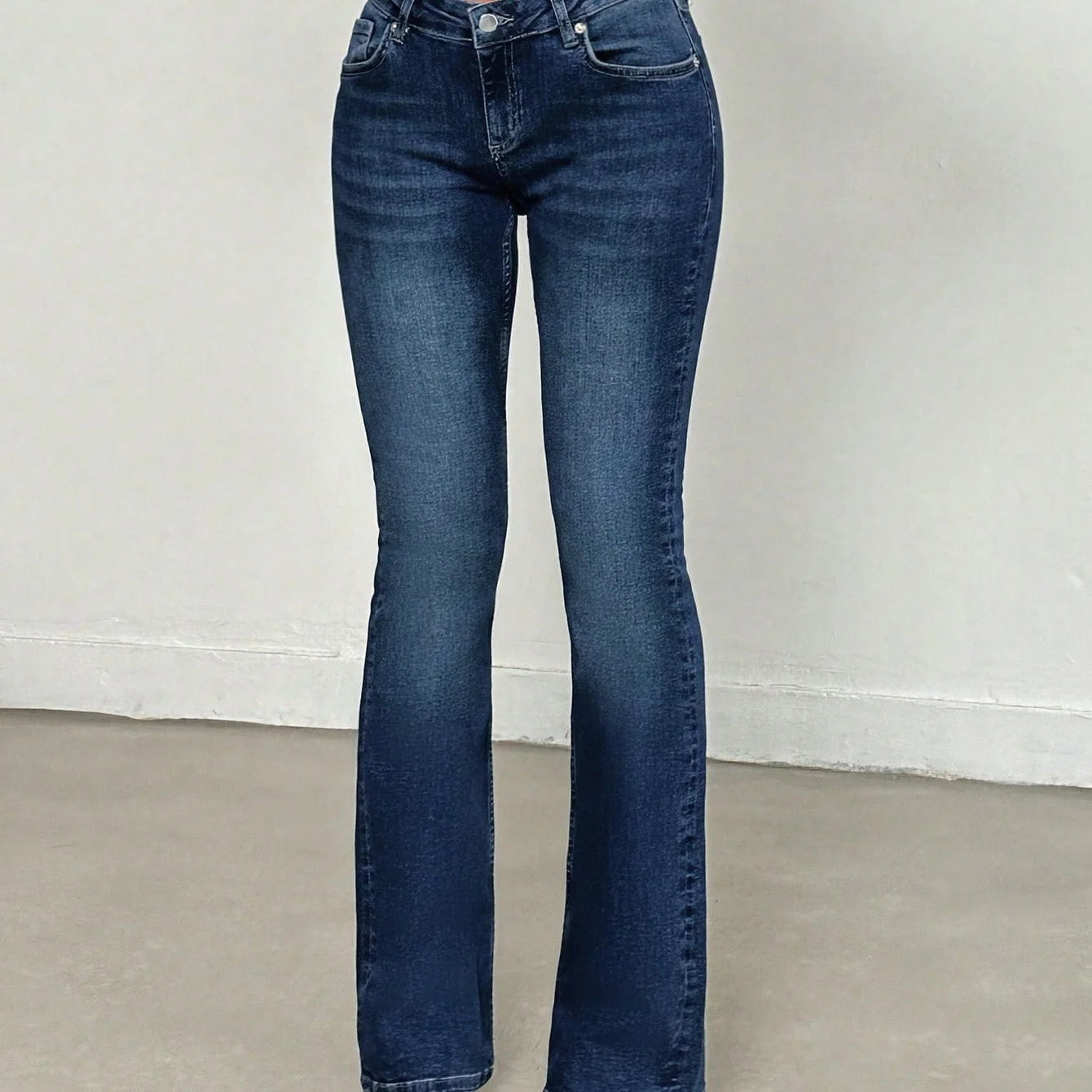 Fashion women's hip-lifting flared jeans